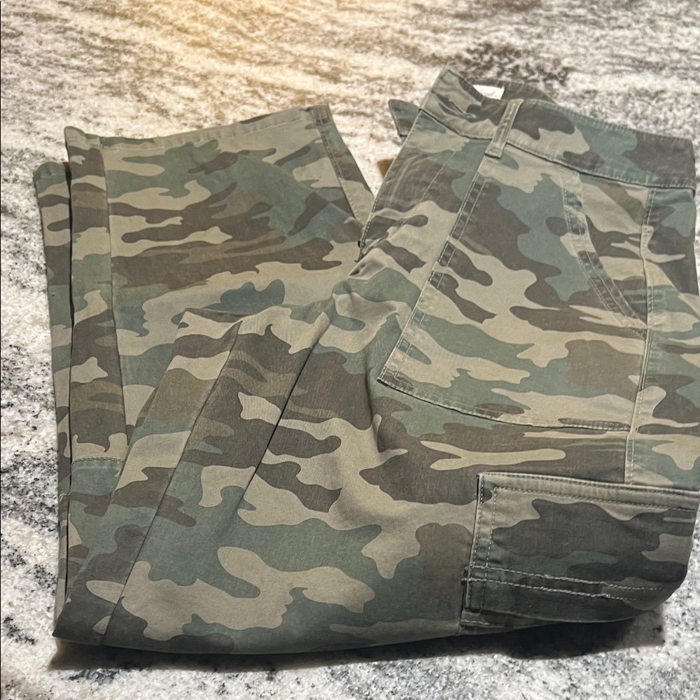 Universal Thread Women's Camo Cargo Pants in Green & Tan - Picture 3 of 4
